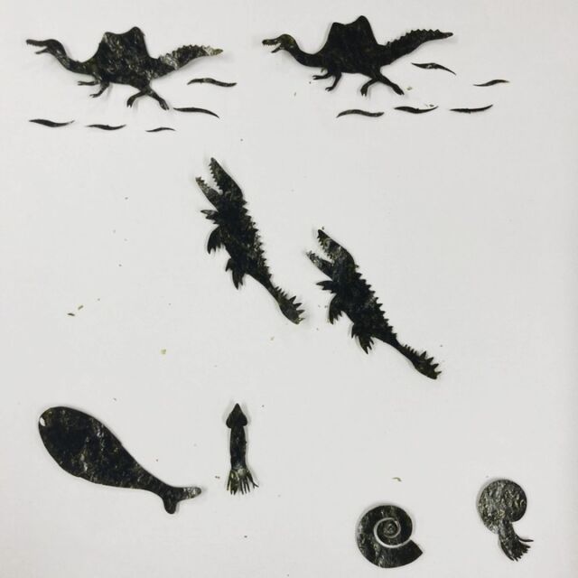 なかのふぁくとりーです。

新作のアートのりです。

今回は海と陸の恐竜アートのりです。

スピノサウルス（スイミング）が優雅に泳いでいるところを海の王者モササウルスが襲い掛かっているシーンを再現してみました。

左下はSNSで話題になったサカバンバスピスです。そのとなりはべレムナイト。

右下はアンモナイト、ウミユリです。

会社でアートのりの仕事をしていると仕事してくださいって言われます。

仕事なのですが・・苦笑

まだ完成していないのですが、アートのりファンの方向けに本店のなかのふぁくとりーでは早割をしております。

https://www.nakanofactory-labo.com/items/77022358

恐竜好きさんに喜んで頂けたらと思っております。

#なかのふぁくとりー
#アートのり
#恐竜
#ダイナソー
#恐竜グッズ
#恐竜アートのり
#デコ弁
#キャラ弁
#モササウルス
#サカバンバスピス
#スピノサウルス
#アンモナイト 
#べレムナイト 
#ウミユリ 
13週間前